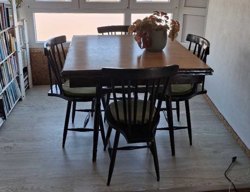 Mesa Extensível e Cadeiras (4) de Madeira Vintage