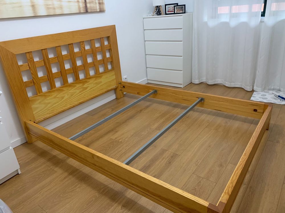 Mesa de cabeceira + cama