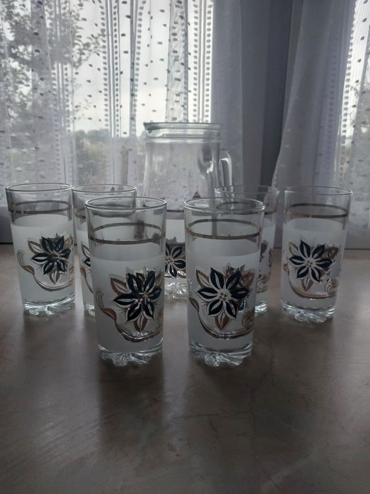 Zestaw dzbanek oraz 6 szklanek