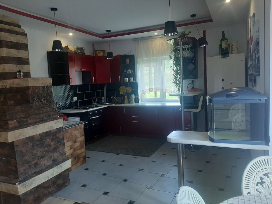 Здається великий будинок на Різдвяні Свята