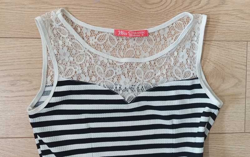 Letnia sukienka w czarno białe paski