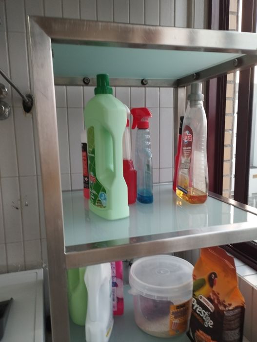 Máquina de lavar roupa uma estante e um carrinho