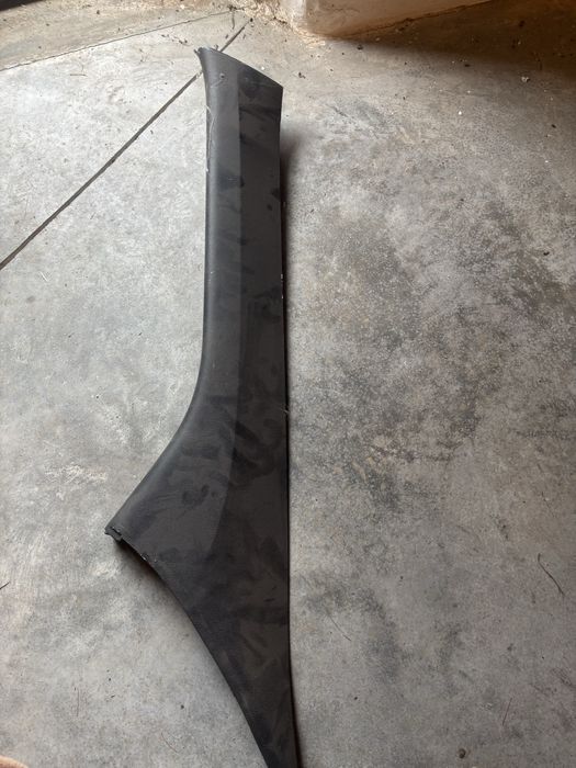 Накладка  передньої лівої стійки.