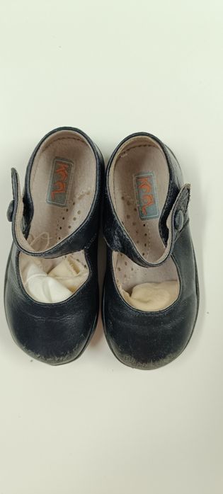 Sapatos de criança em pele, com marcas de uso. Tamanho 19/20.