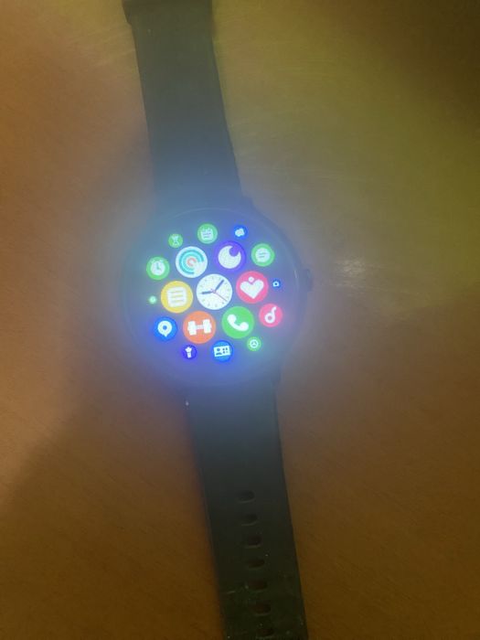Smartwatch com o respetivo cabo
