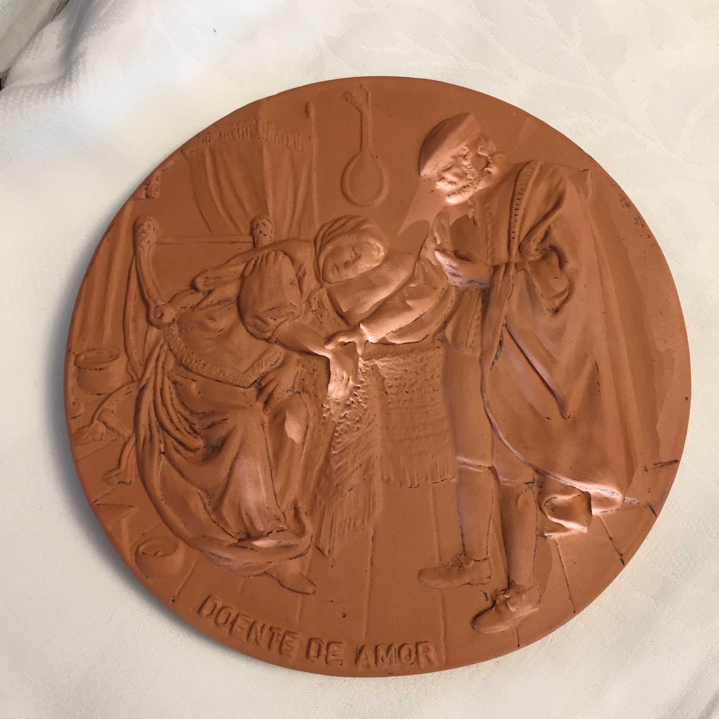 placa em terracota com figuras em relevo - Ø17cm