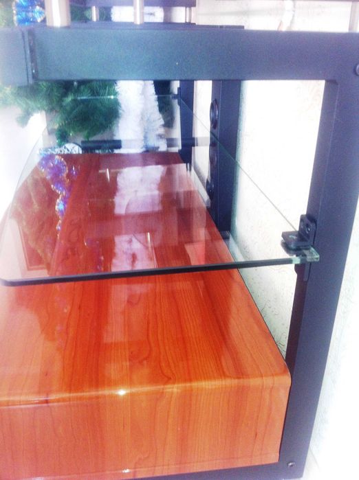 Тумба под телевизор  (Железо,Стекло,Дерево)