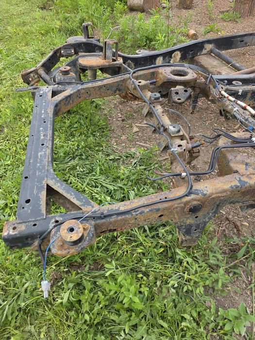 Nissan Patrol Y 60 tył ramy