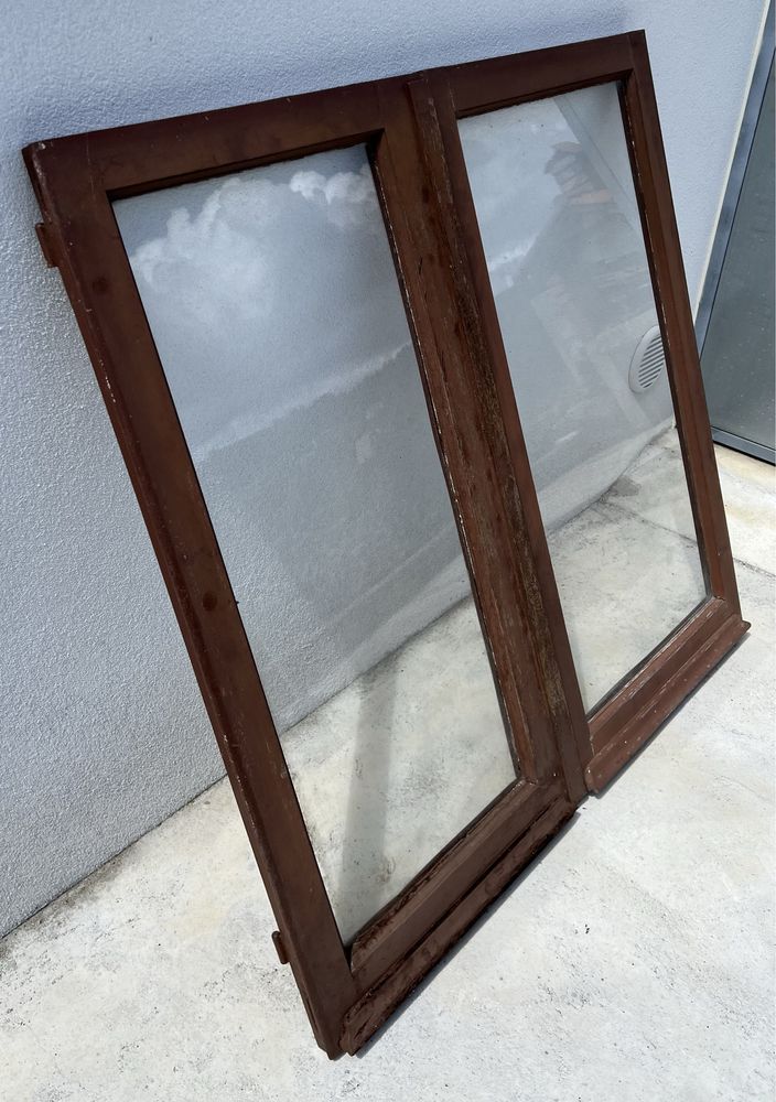 Janela em madeira / vidro 109cm x 106 cm