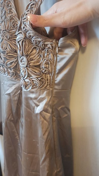 Piękna połyskująca sukienka imprezy wesele