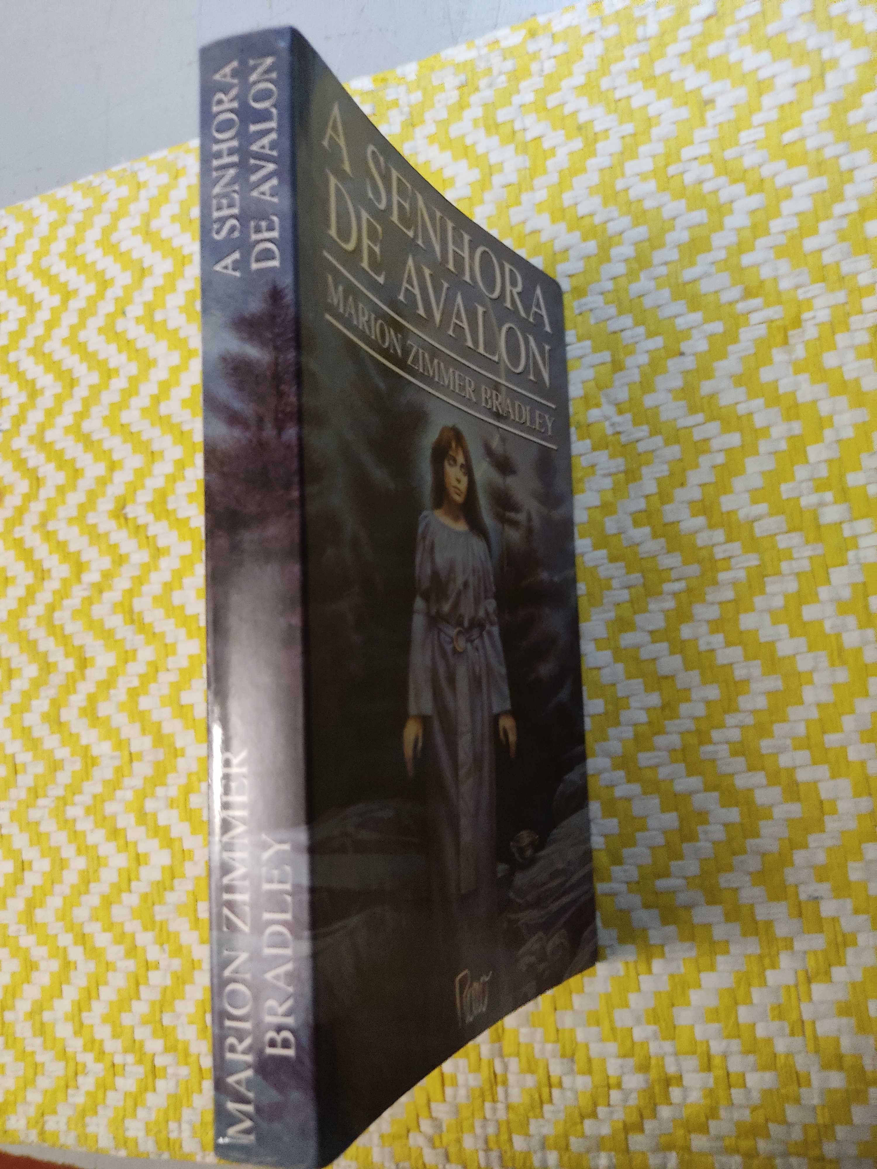 A SENHORA DE AVALON – 
Marion Zimmer Bradley