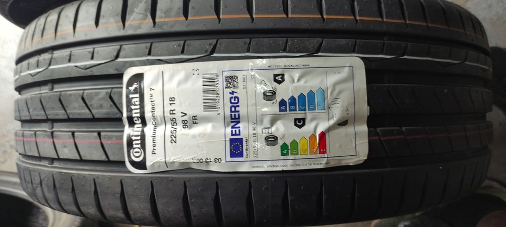 Pneus 225/55/18 continental novos