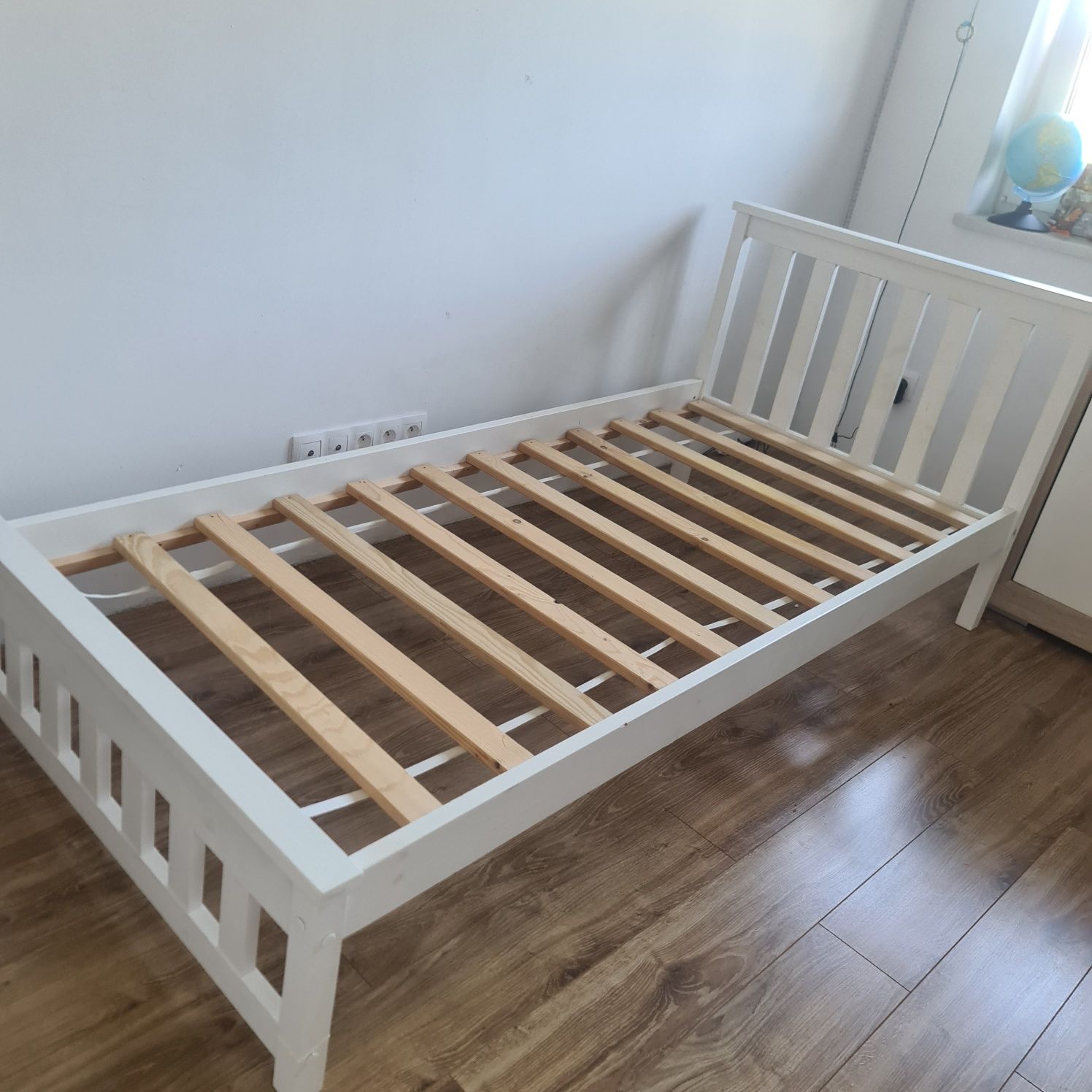 Łóżko 90x200 ze stelażem i materacem