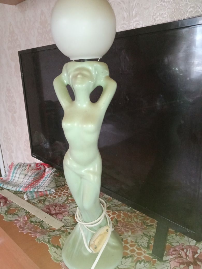 Винтажная Настольная фарфоровая лампа  девушка