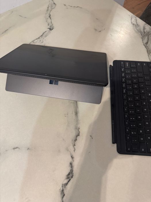 Microsoft Surface Pro 8 ( core i5) + klawiatura. 
 Mocny , Dotykowy.
