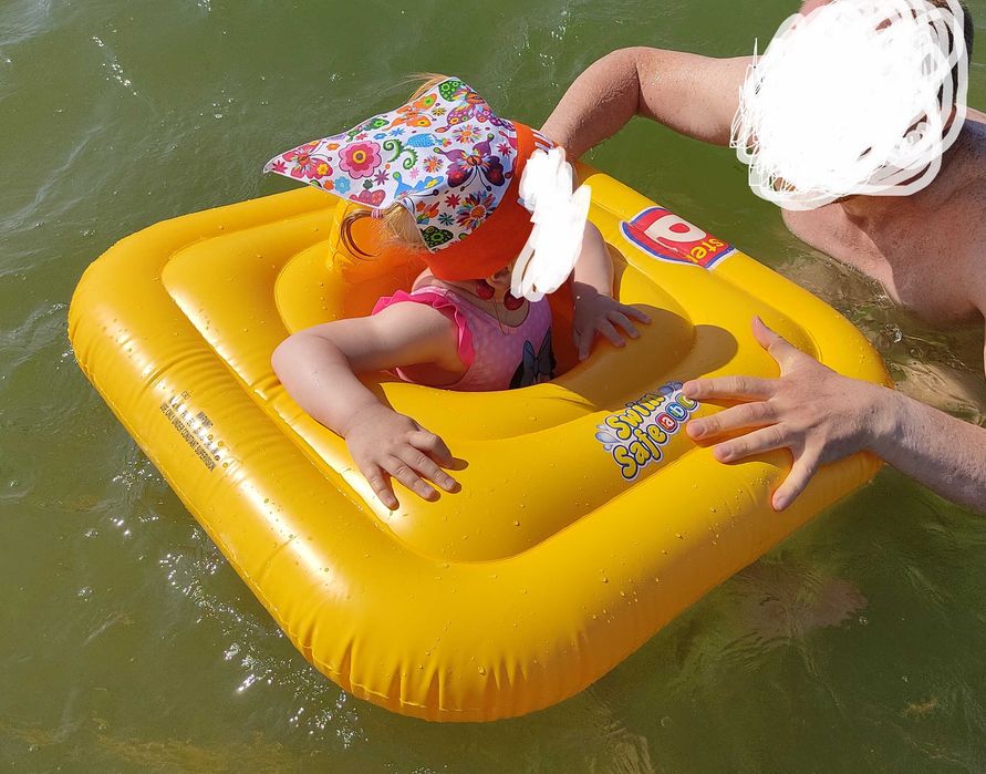 Dmuchane koło z siedziskiem dla małego dziecka