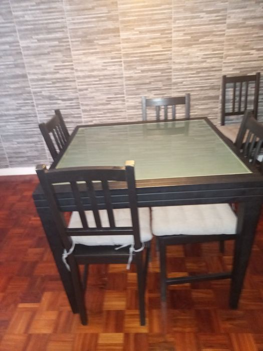 Mesa com cadeiras