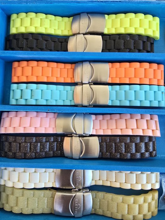 Relógio com várias braceletes