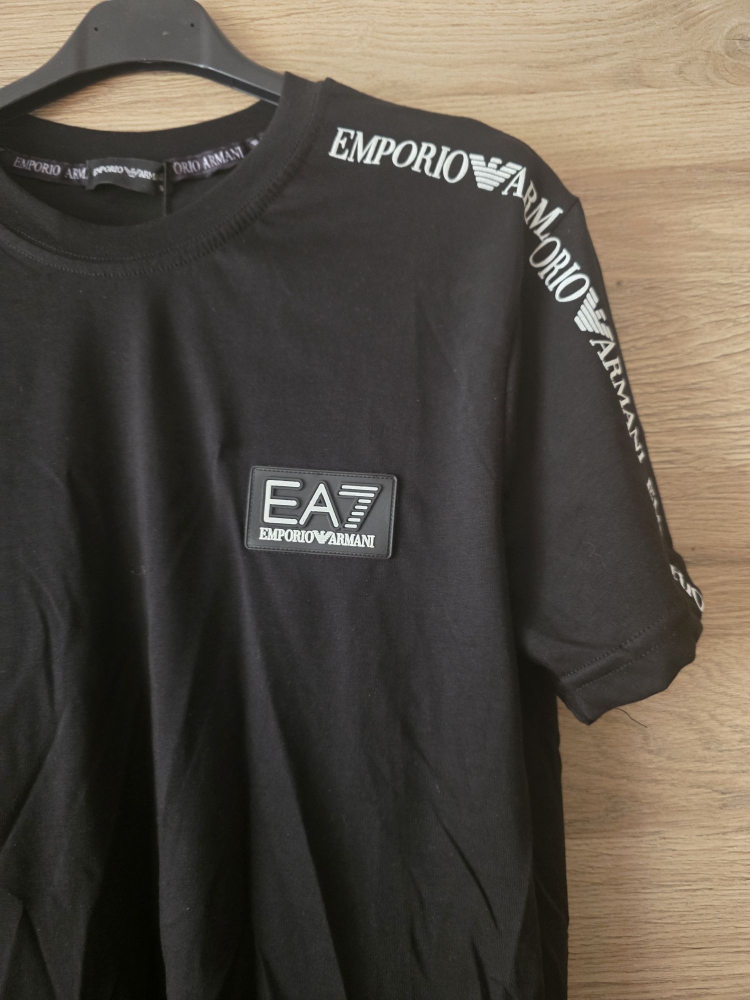 Koszulka męska Armani w kolorze czarnym logo jest szyte i lampsami