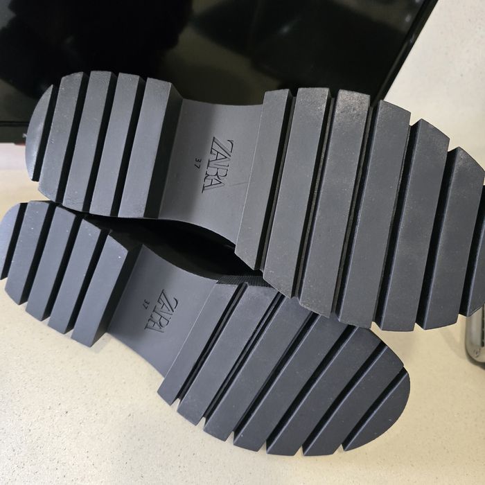 Sapatos pretos novos