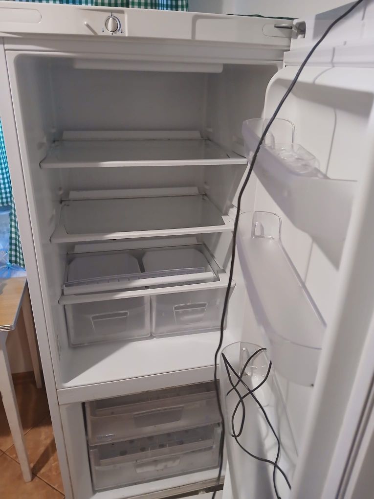 Sprzedam lodówkę Indesit