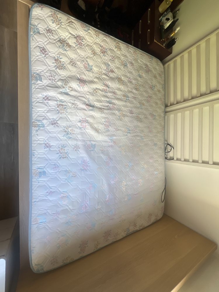 Colchão de espuma em bom estado – tamanho [be 150 x 190 cm]