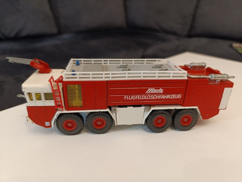 Siku kolekcjonerski resorak ciężarówka straż lot jako samolot lotnisko