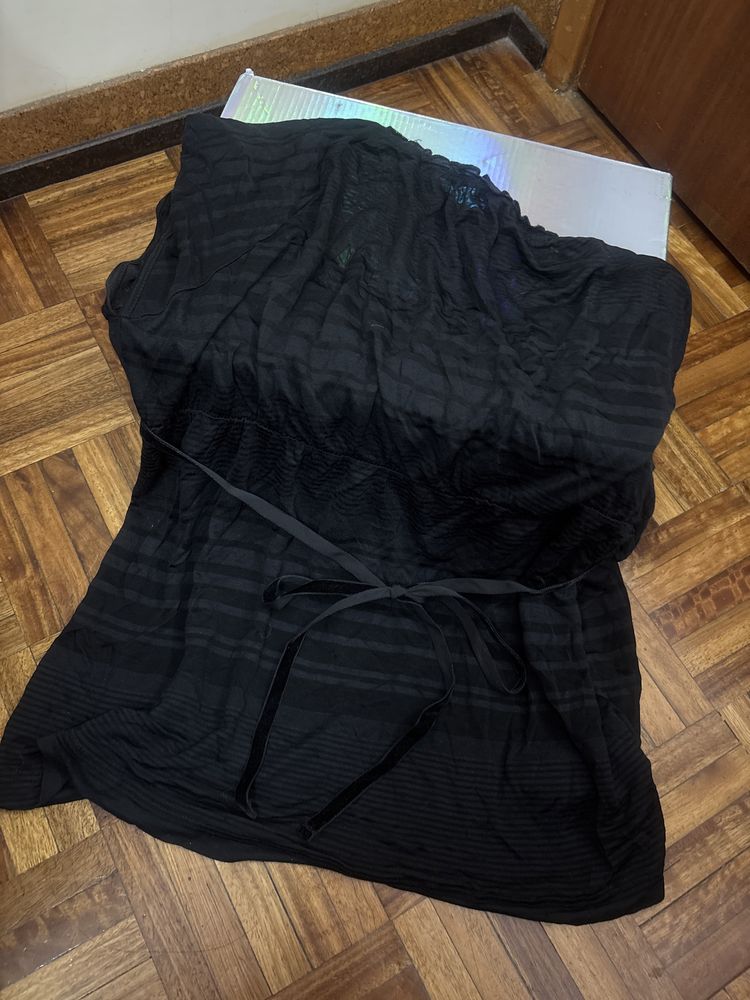 Top preto MNG com manga drapeada e laço atras de veludo
