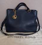 Torebka Michael Kors, granatowa ze złotym zamkiem, skóra.