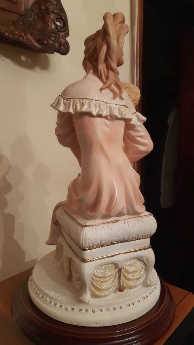 estátua em marfinite mãe rica