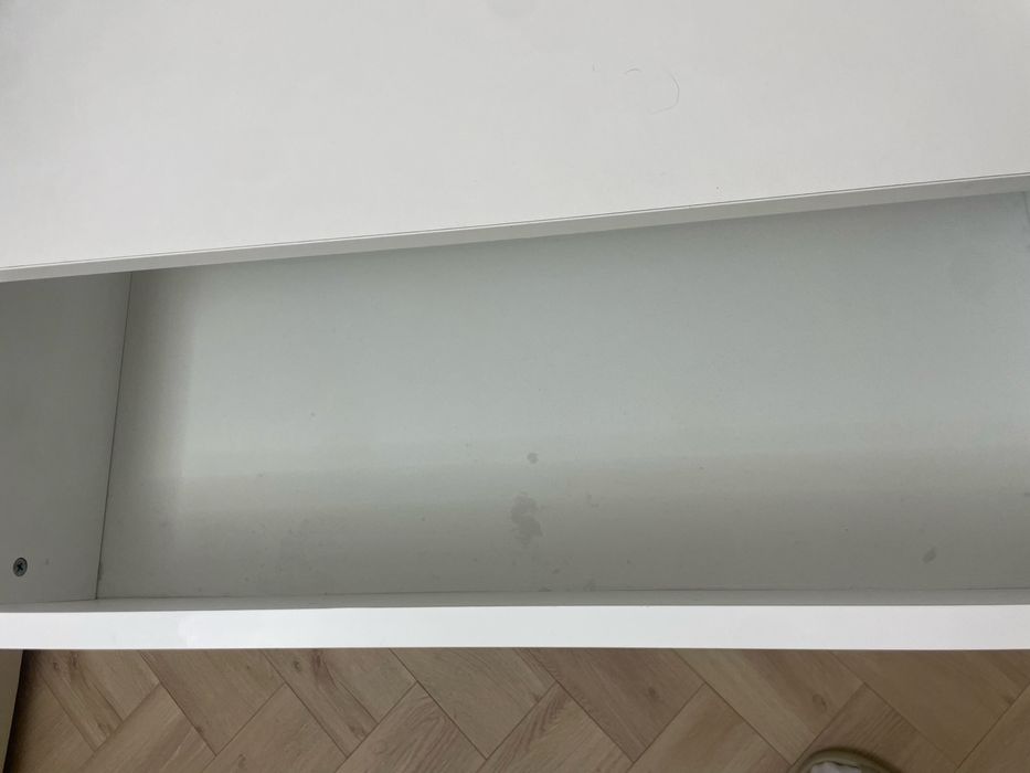 Komoda biała ze złotymi zdobieniami