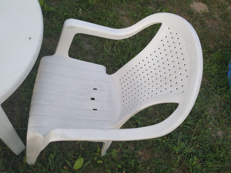 Okrągły plastikowy stół ogrodowy i krzesła zestaw