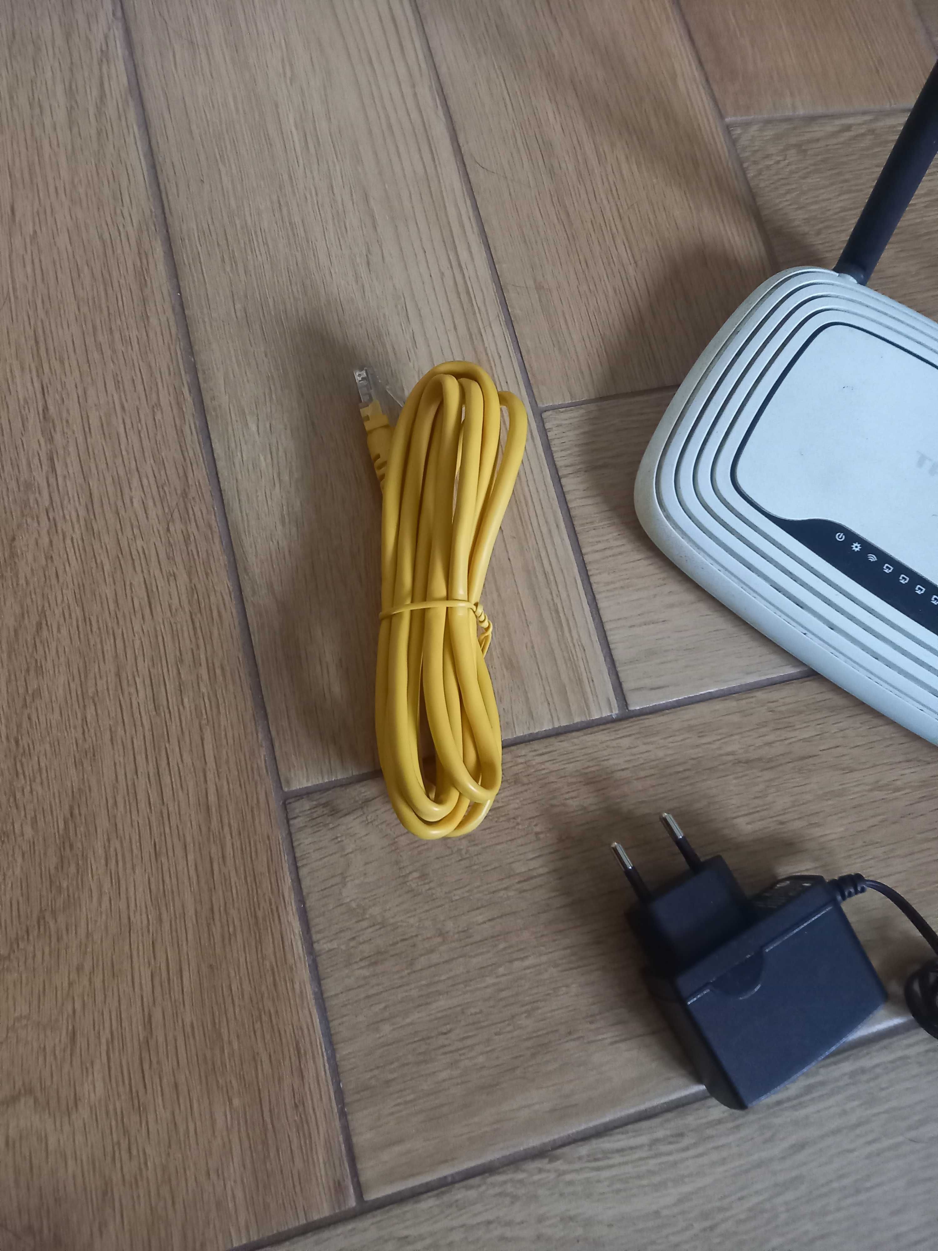 Router bezprzewodowy wifi z zasilaczem i nowym kablem sieciowym