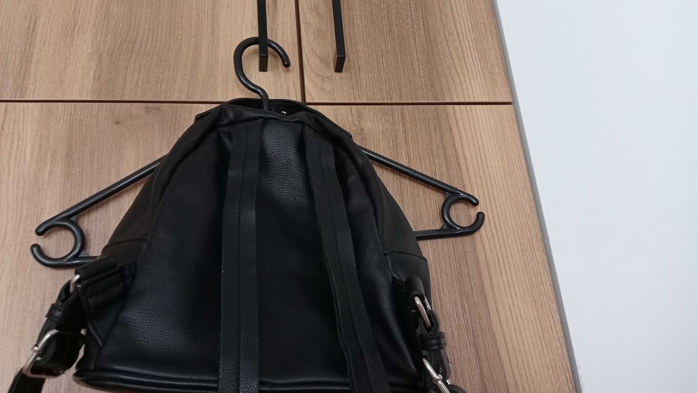 Śliczny plecaczek damski z cekinami