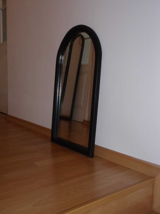 Lustra lustro w drewnianej czarnej ramie