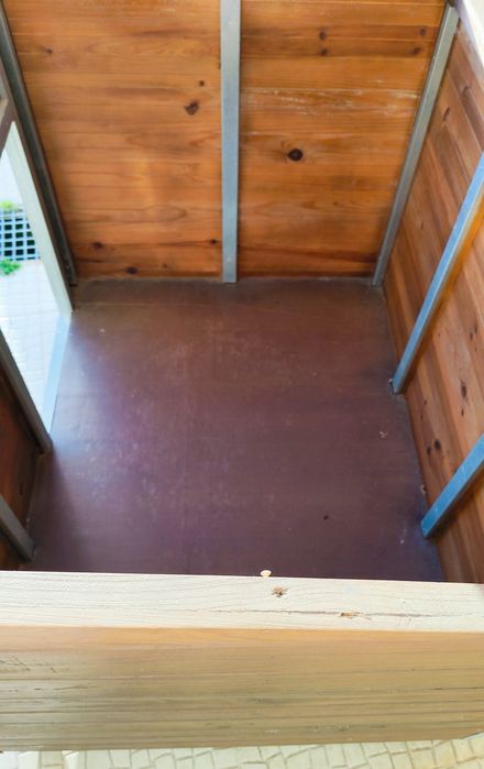 Casota de madeira com janela para cão (porte médio ou grande)