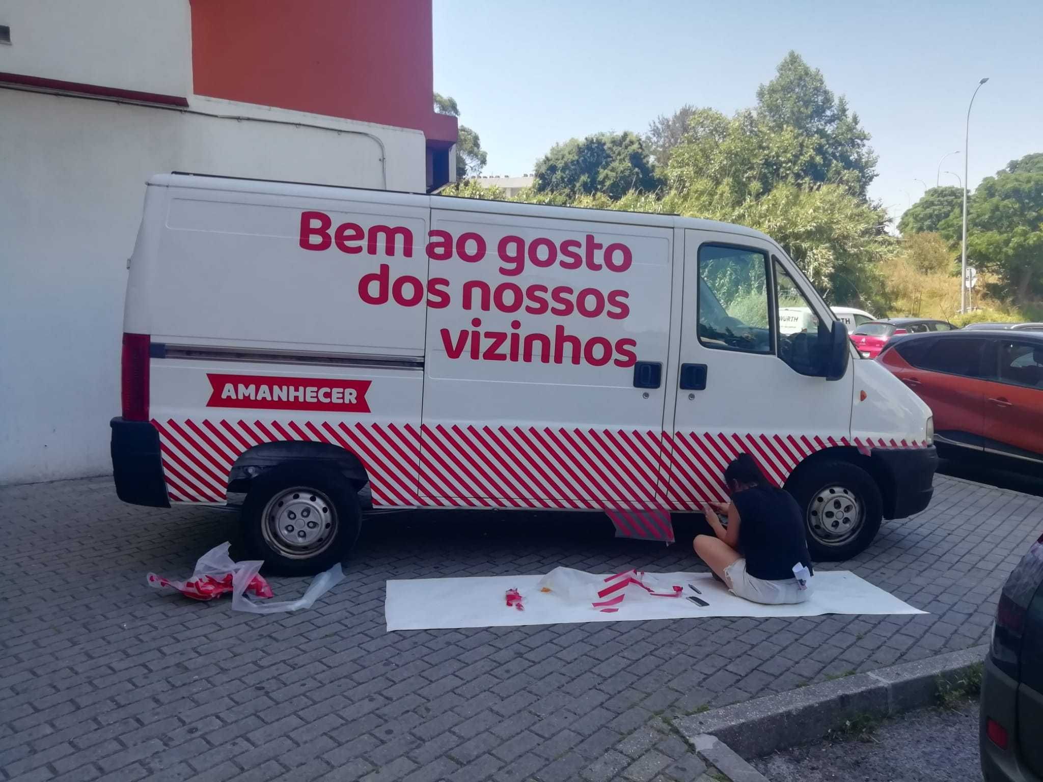 Aplicação de papel de parede, vinil e painéis decorativos