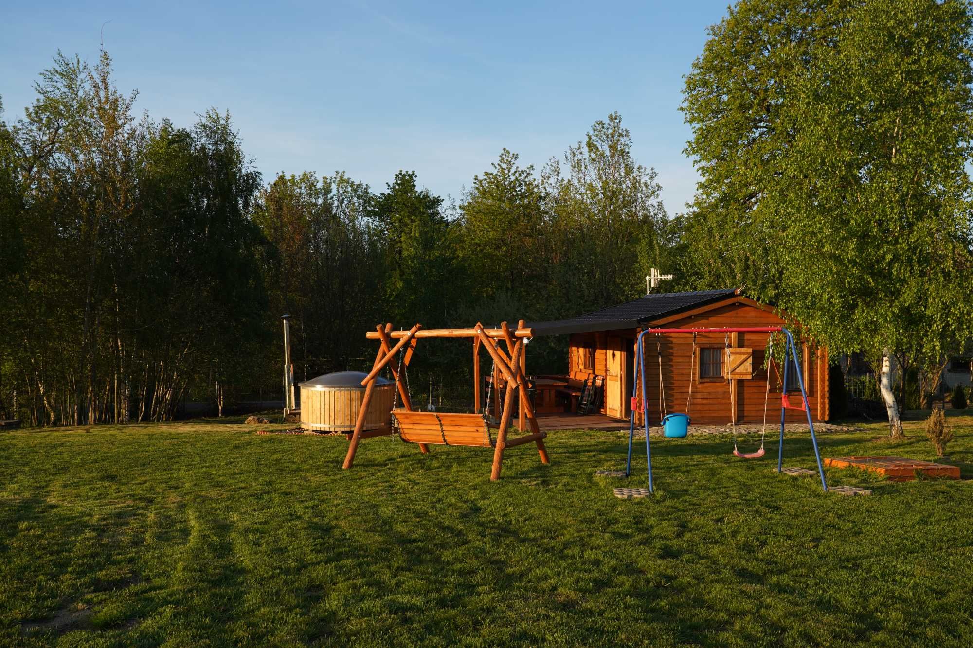 Domek letniskowy z balią blisko jeziora Złotnickiego