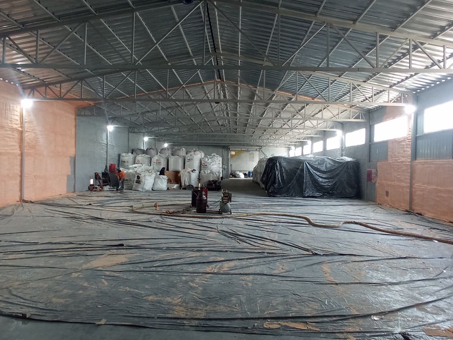 Утеплення ППУ піною пінополіуретаном дахів  ангарів складів