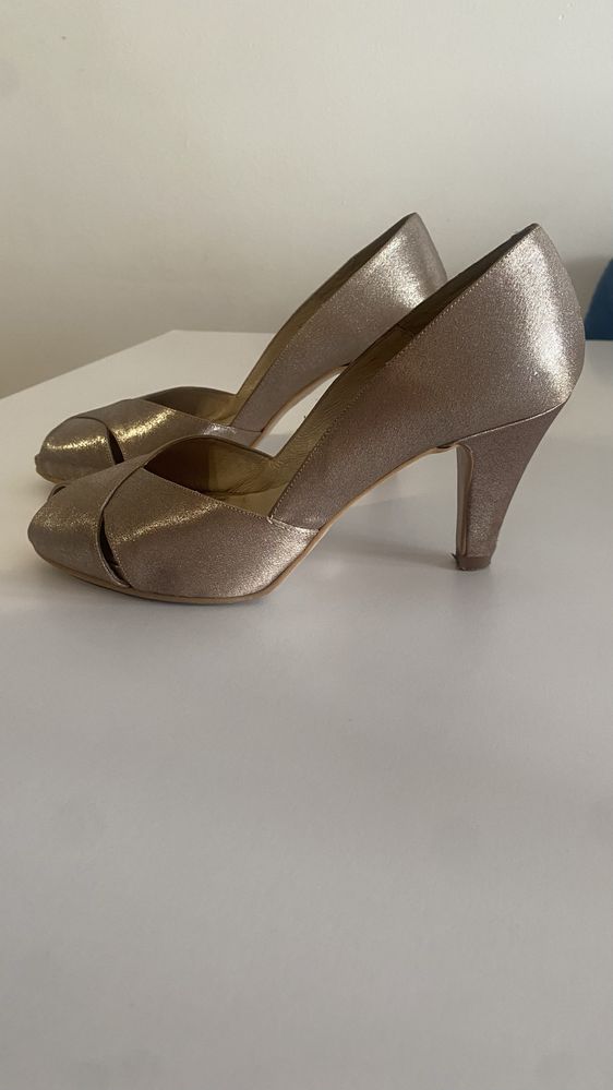 Sapatos dourados