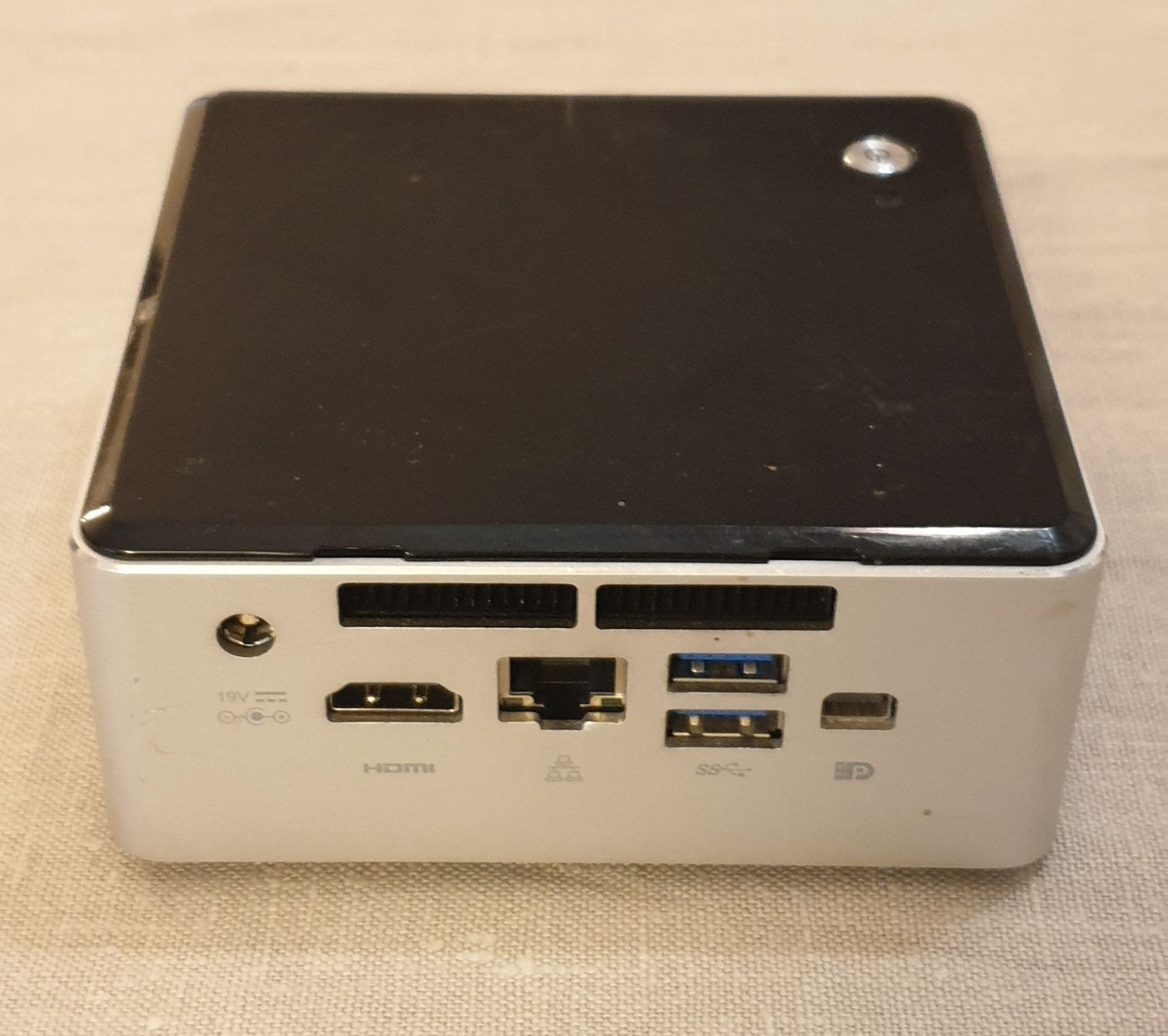 Komputer minipc Intel NUC i3, 8gb ram, dysk SSD 256