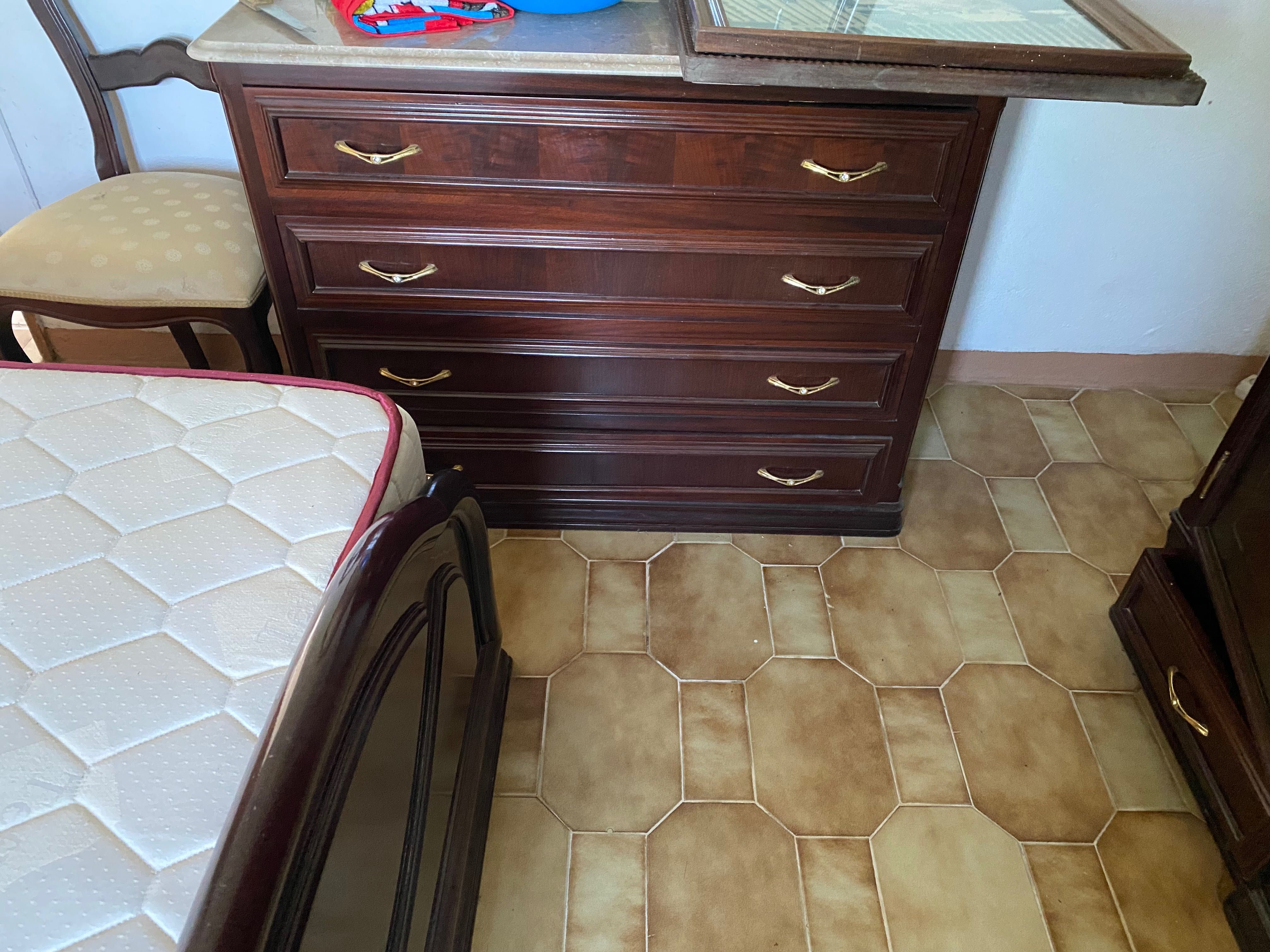 Mobília de quarto de casal em mogno, com estrado articulado