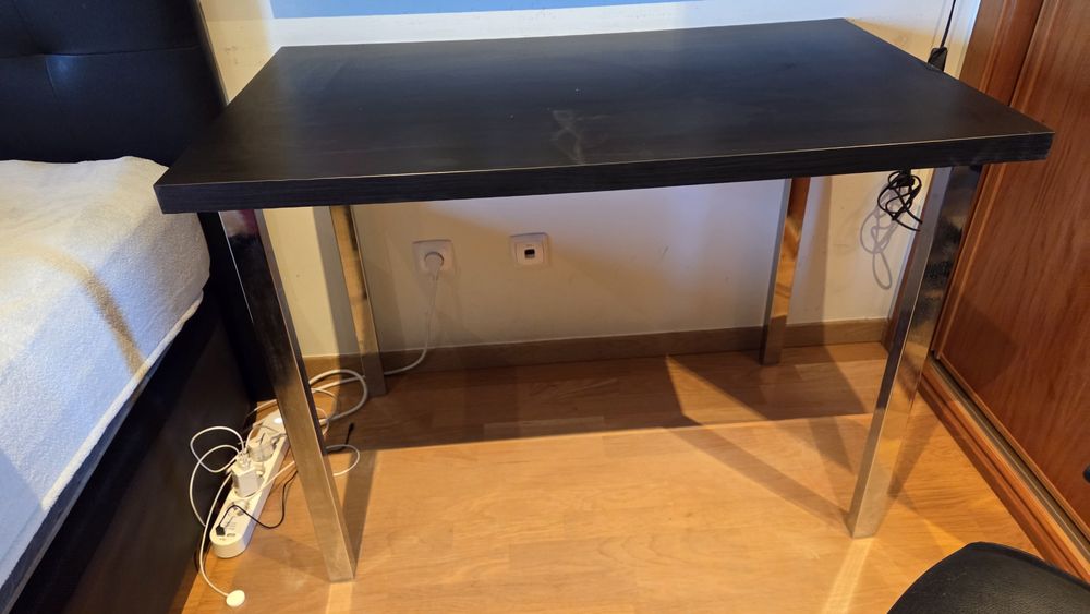 Secretaria e cadeira escritório