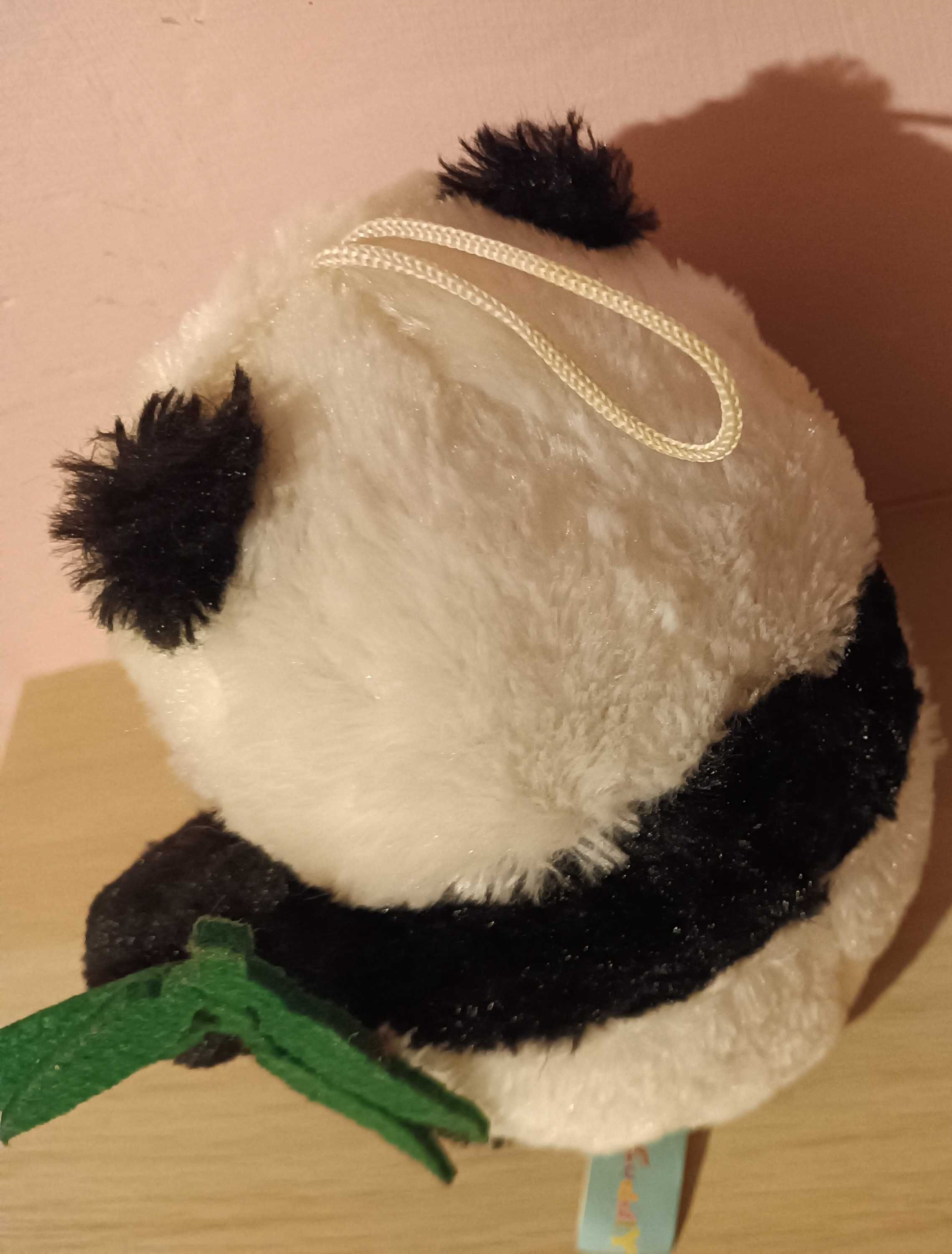 Maskotka PANDA z gałązką  KING Cuddly wysokość 20 cm