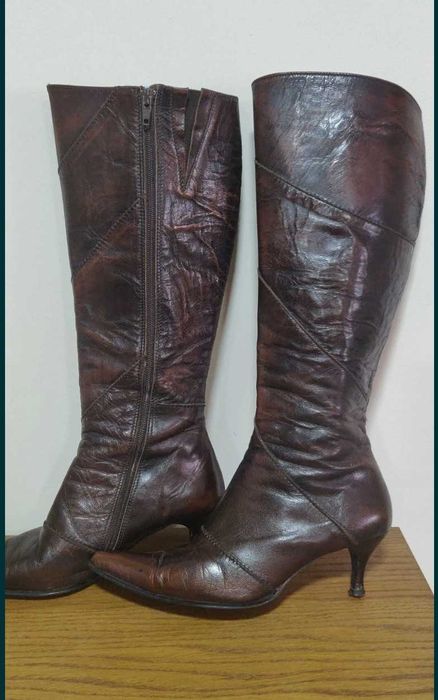 Botas castanhas em pele cano alto 37