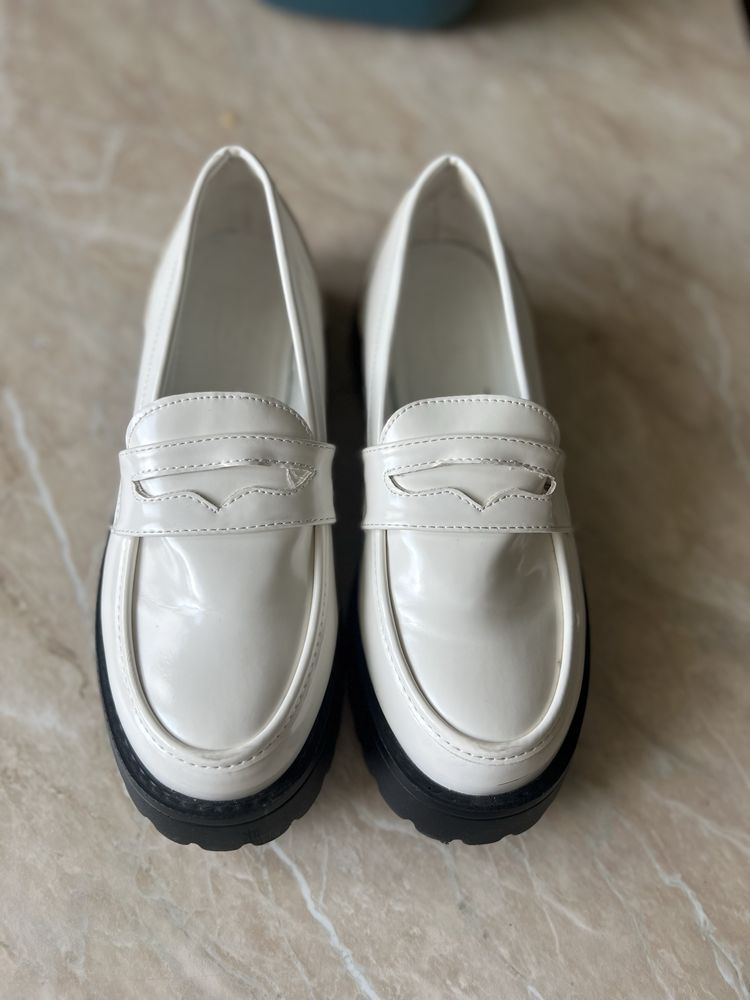Loafersy białe lakierowane 37