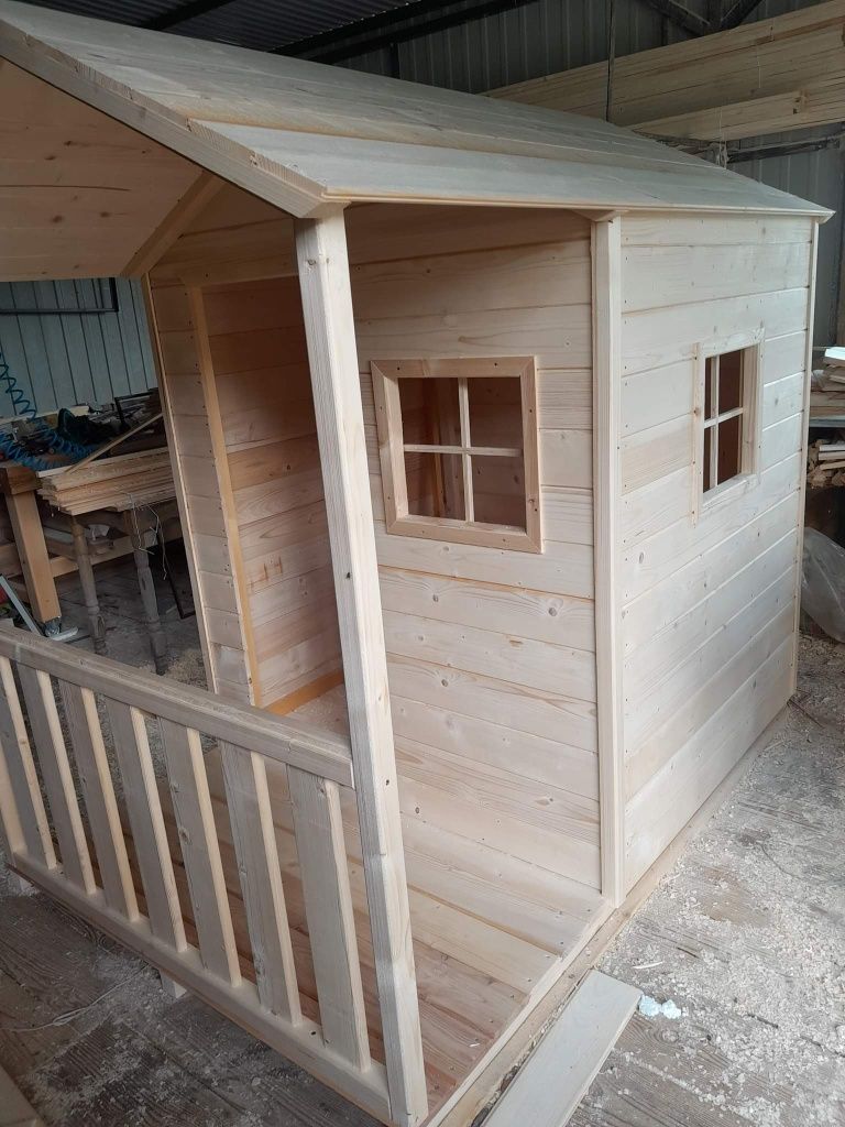 Domek drewniany dla dzieci z tarasem