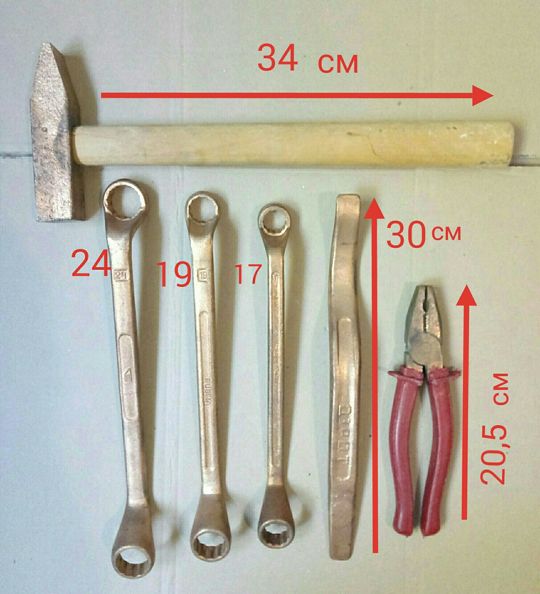 Инструмент омедненный, ключи рожковые, накидные, молоток, плоскогубцы.