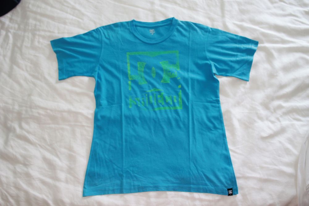 t-shirt azul e verde DC
