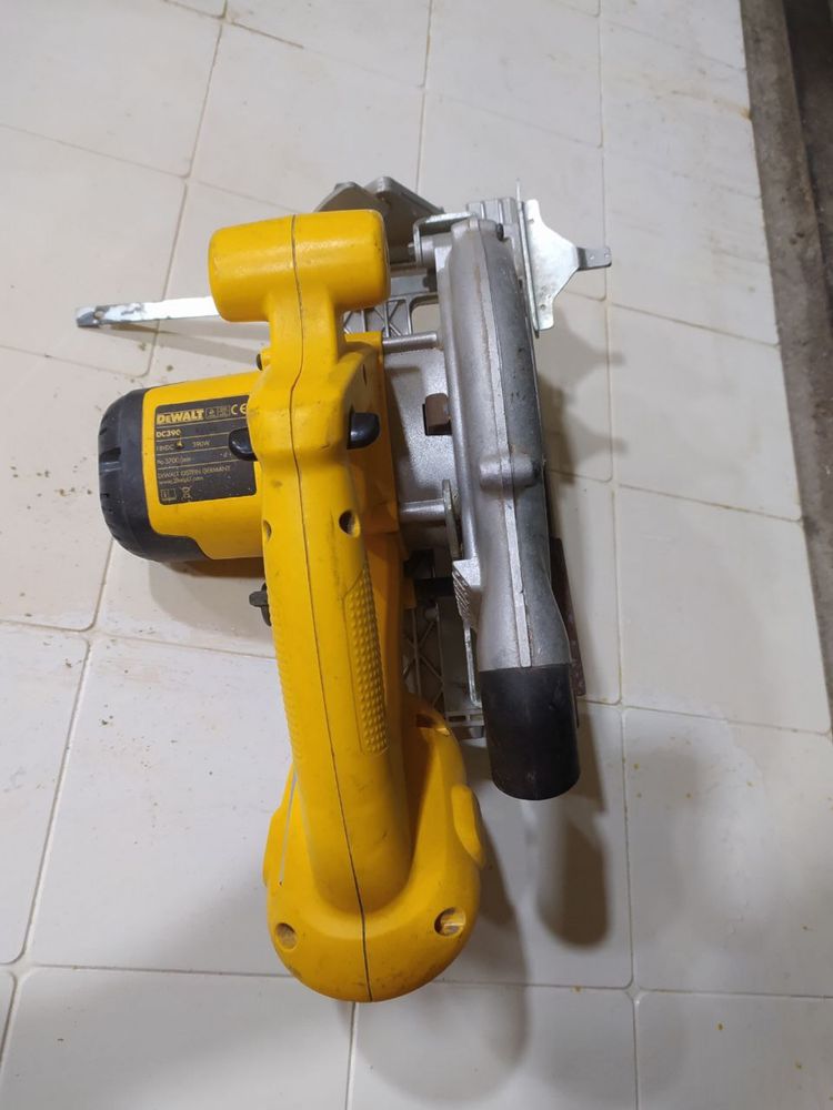 Дискова пила DeWalt DC390
